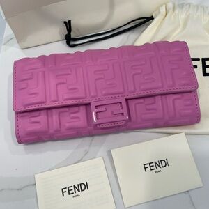 BNIB Fendi Baguette Wallet on Chain